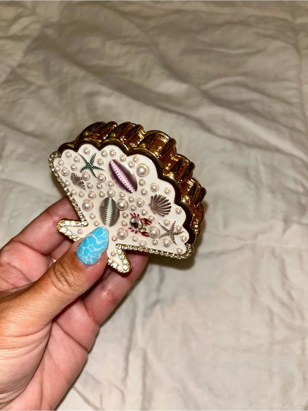 Beaded shell claw clip